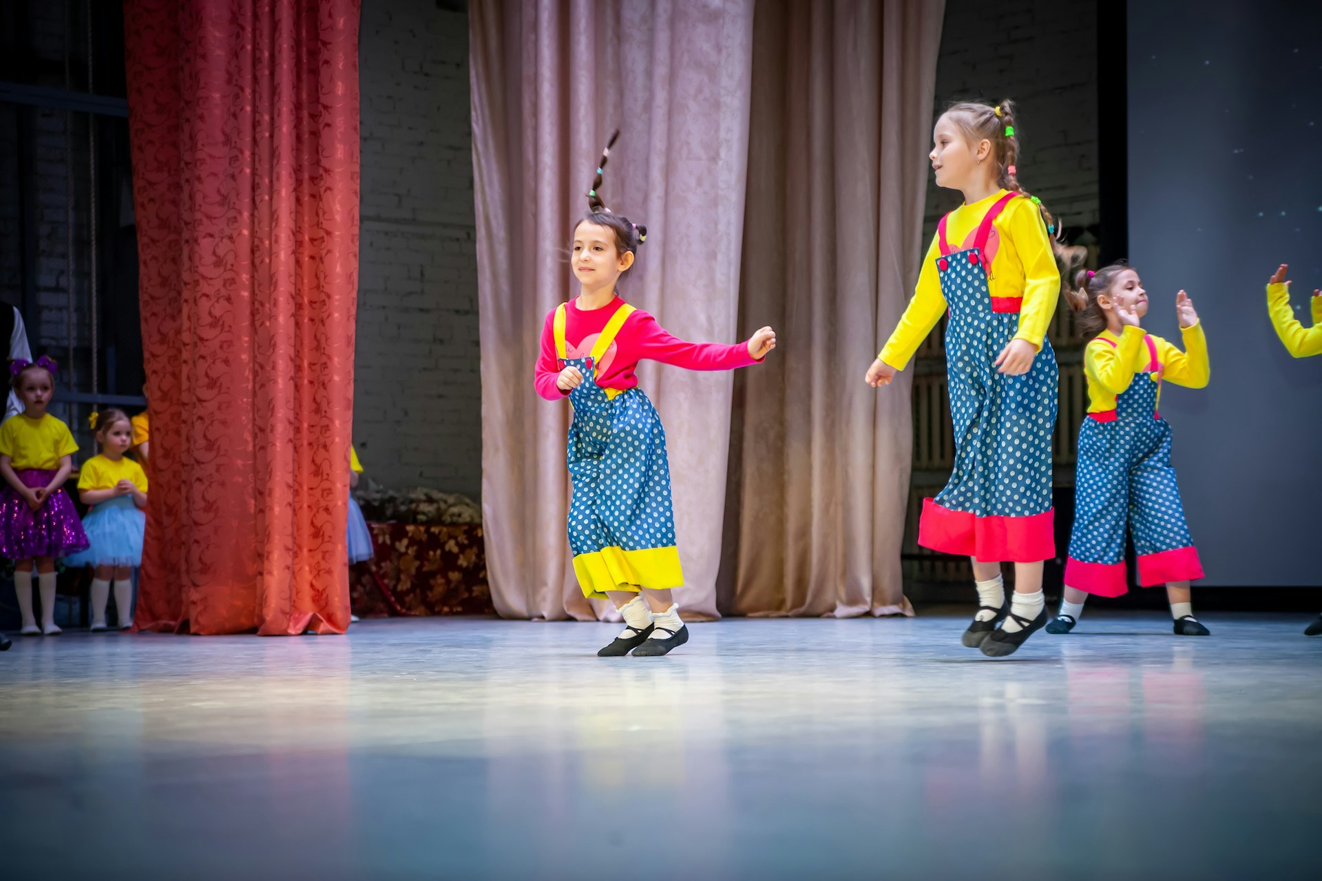 Aishlingí Academy students performing on stage